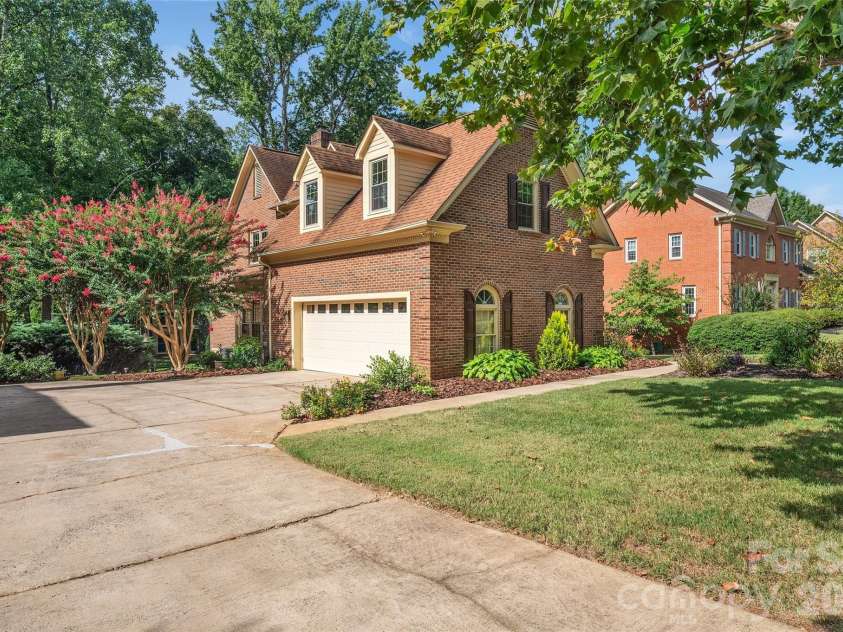 10108 Lampkin Way, Charlotte, NC 28269.  MLS# CAR4419211, YatesRealty ID 48022. Garage entry