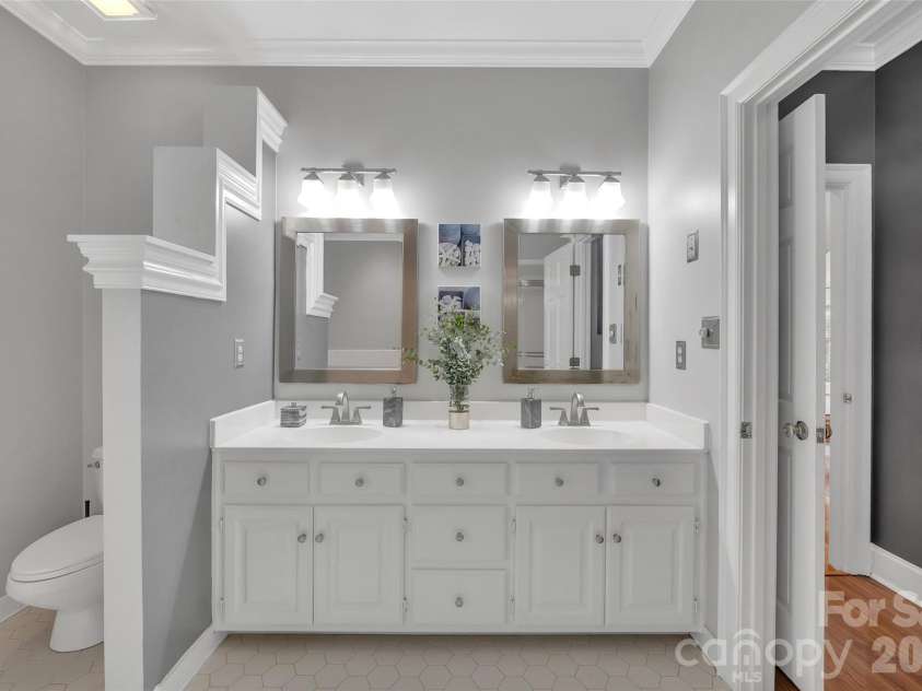 10108 Lampkin Way, Charlotte, NC 28269.  MLS# CAR4419211, YatesRealty ID 48022. Primary bath 1