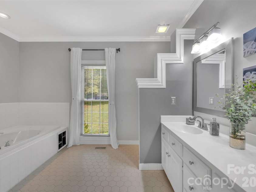 10108 Lampkin Way, Charlotte, NC 28269.  MLS# CAR4419211, YatesRealty ID 48022. Primary bath 3