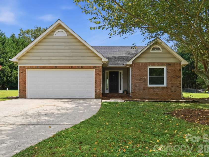 2730 Briar Trail Court, Matthews, NC 28104.  MLS# CAR4417757, YatesRealty ID 48024. 