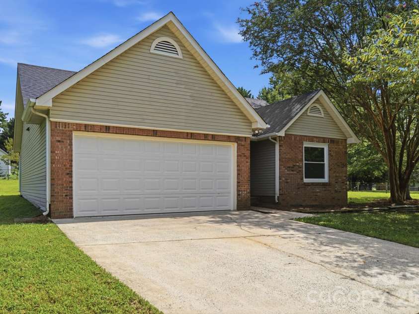 2730 Briar Trail Court, Matthews, NC 28104.  MLS# CAR4417757, YatesRealty ID 48024. 