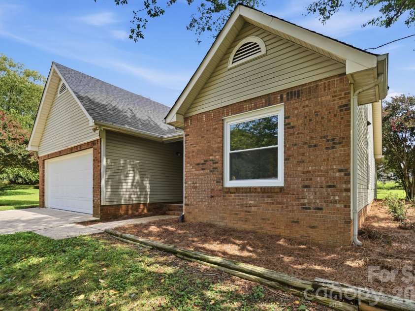 2730 Briar Trail Court, Matthews, NC 28104.  MLS# CAR4417757, YatesRealty ID 48024. 