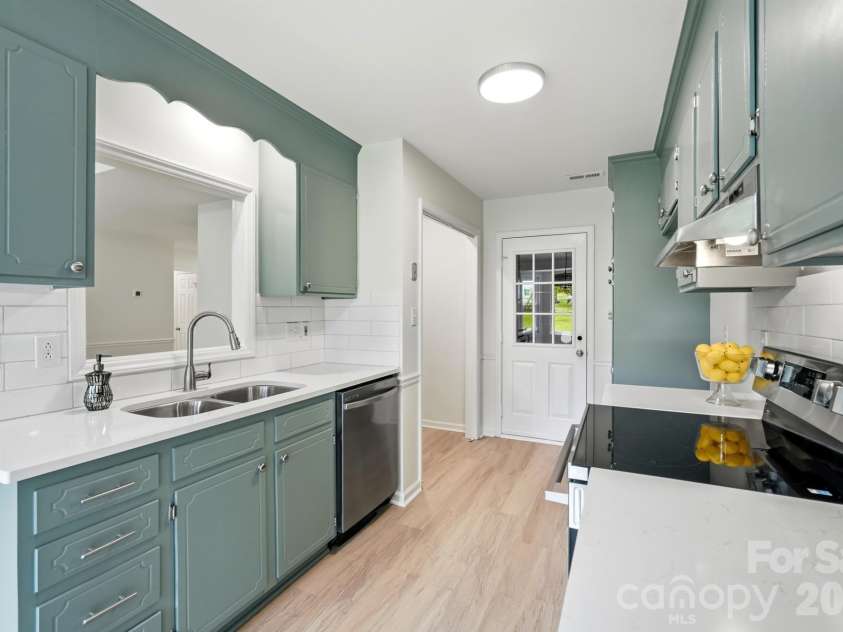 2730 Briar Trail Court, Matthews, NC 28104.  MLS# CAR4417757, YatesRealty ID 48024. 