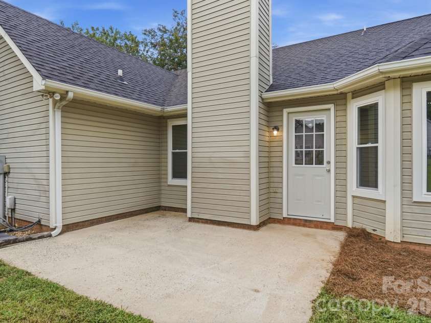 2730 Briar Trail Court, Matthews, NC 28104.  MLS# CAR4417757, YatesRealty ID 48024. 