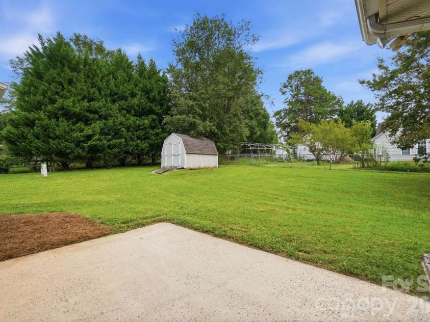 2730 Briar Trail Court, Matthews, NC 28104.  MLS# CAR4417757, YatesRealty ID 48024. 