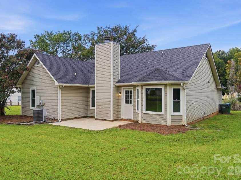 2730 Briar Trail Court, Matthews, NC 28104.  MLS# CAR4417757, YatesRealty ID 48024. 
