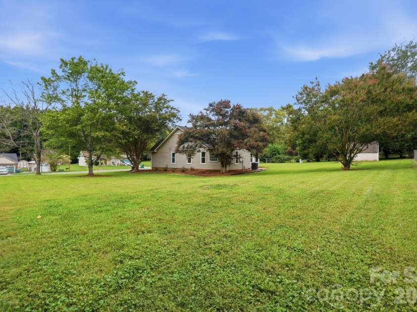 2730 Briar Trail Court, Matthews, NC 28104.  MLS# CAR4417757, YatesRealty ID 48024. 