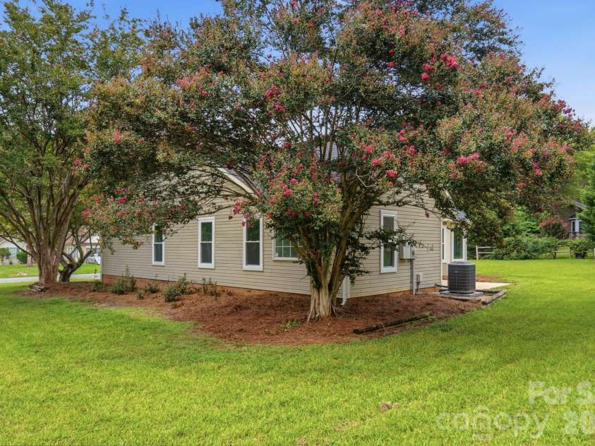 2730 Briar Trail Court, Matthews, NC 28104.  MLS# CAR4417757, YatesRealty ID 48024. 