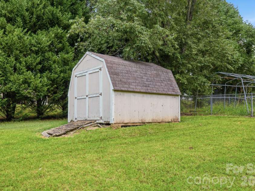 2730 Briar Trail Court, Matthews, NC 28104.  MLS# CAR4417757, YatesRealty ID 48024. 