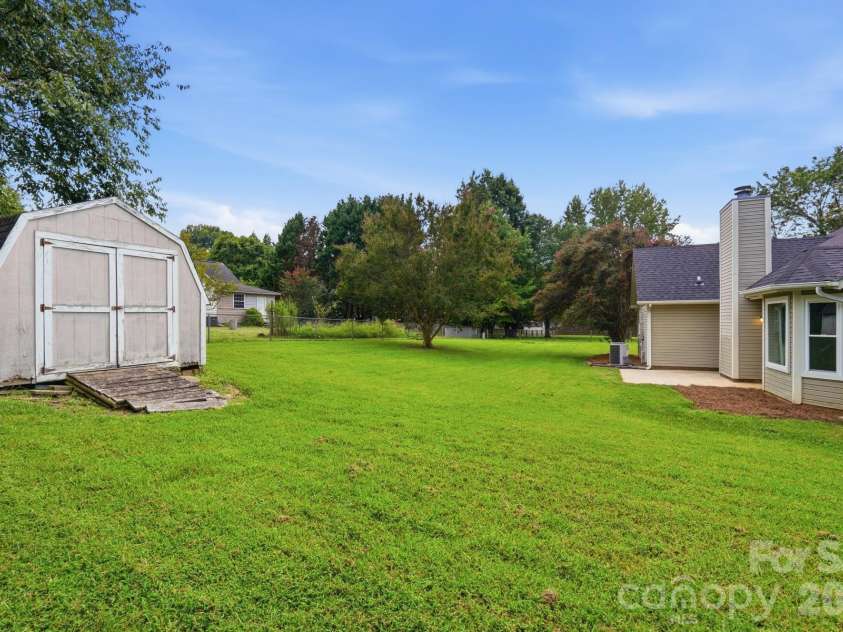 2730 Briar Trail Court, Matthews, NC 28104.  MLS# CAR4417757, YatesRealty ID 48024. 