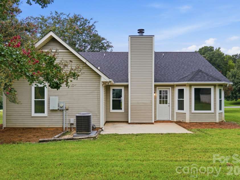 2730 Briar Trail Court, Matthews, NC 28104.  MLS# CAR4417757, YatesRealty ID 48024. 