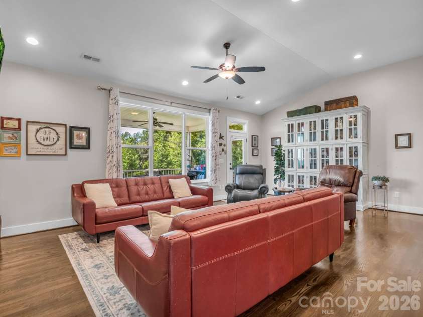 718 Tinsberry Lane, Inman, SC 29349.  MLS# CAR4418833, YatesRealty ID 48025. 