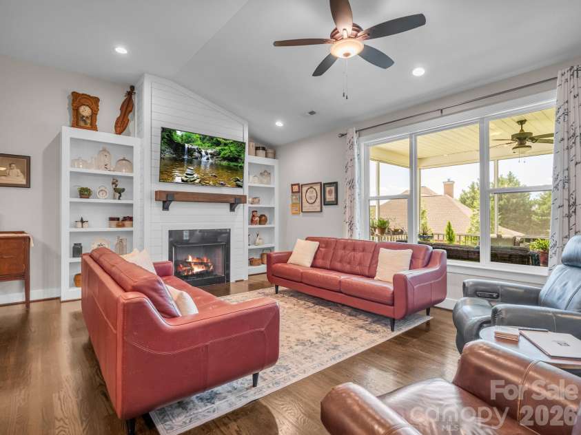 718 Tinsberry Lane, Inman, SC 29349.  MLS# CAR4418833, YatesRealty ID 48025. 