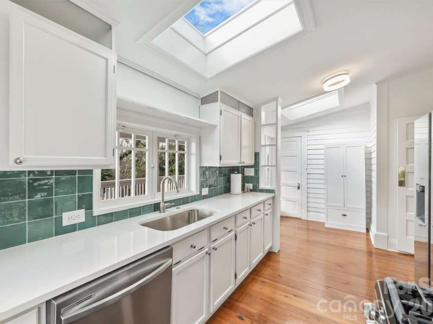 320 Worthington Avenue, Charlotte, NC 28203.  MLS# CAR4419897, YatesRealty ID 48026. 