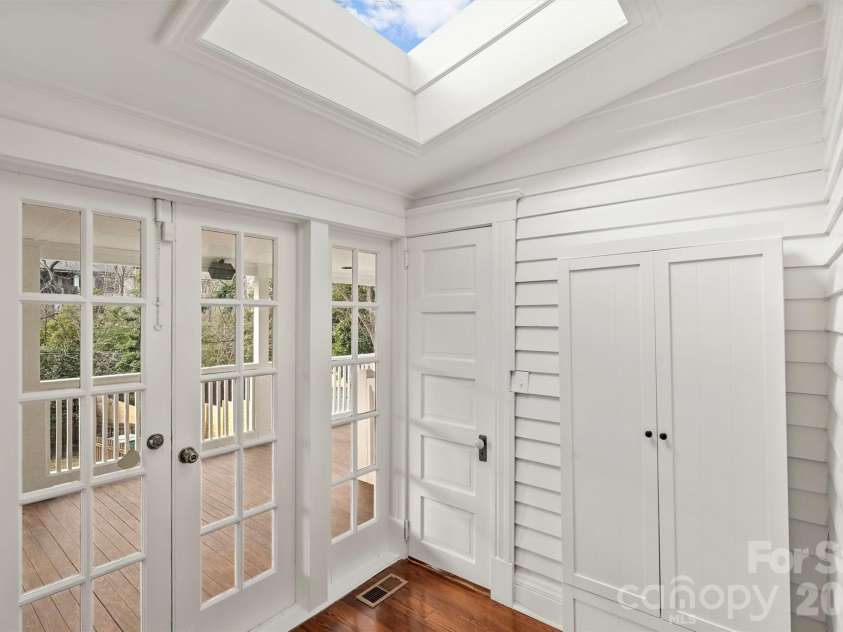 320 Worthington Avenue, Charlotte, NC 28203.  MLS# CAR4419897, YatesRealty ID 48026. 