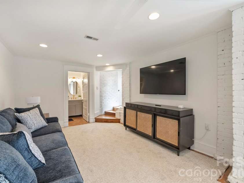 320 Worthington Avenue, Charlotte, NC 28203.  MLS# CAR4419897, YatesRealty ID 48026. 