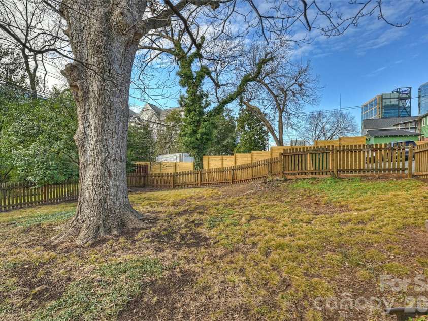 320 Worthington Avenue, Charlotte, NC 28203.  MLS# CAR4419897, YatesRealty ID 48026. 