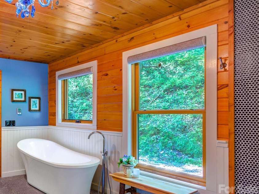568 Auborn Trivette Road, Sugar Grove, NC 28679.  MLS# CAR4419786, YatesRealty ID 48028. A luxurious soaking tub.