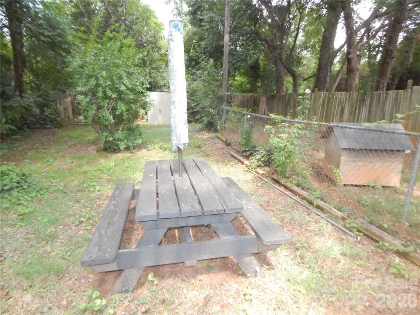 2516 Booker Avenue, Charlotte, NC 28216.  MLS# CAR4418785, YatesRealty ID 48029. 