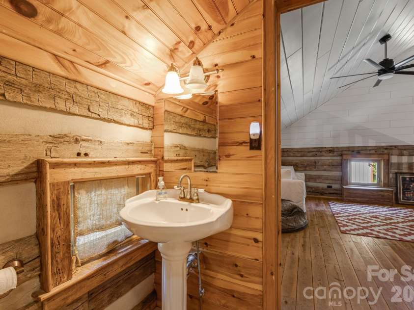146 Gentry Farm Drive, Hot Springs, NC 28743.  MLS# CAR4419935, YatesRealty ID 48030. 2nd guest bath