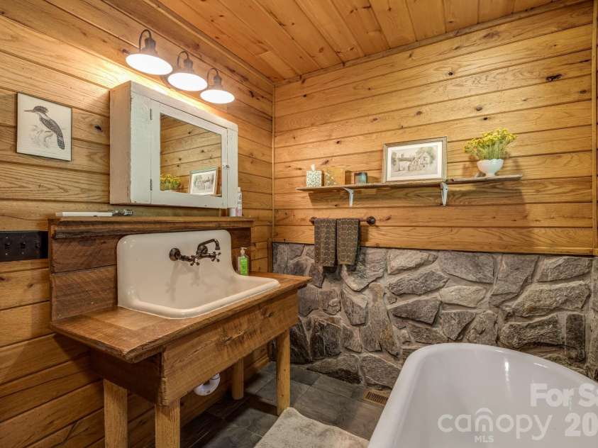 146 Gentry Farm Drive, Hot Springs, NC 28743.  MLS# CAR4419935, YatesRealty ID 48030. Guest bath