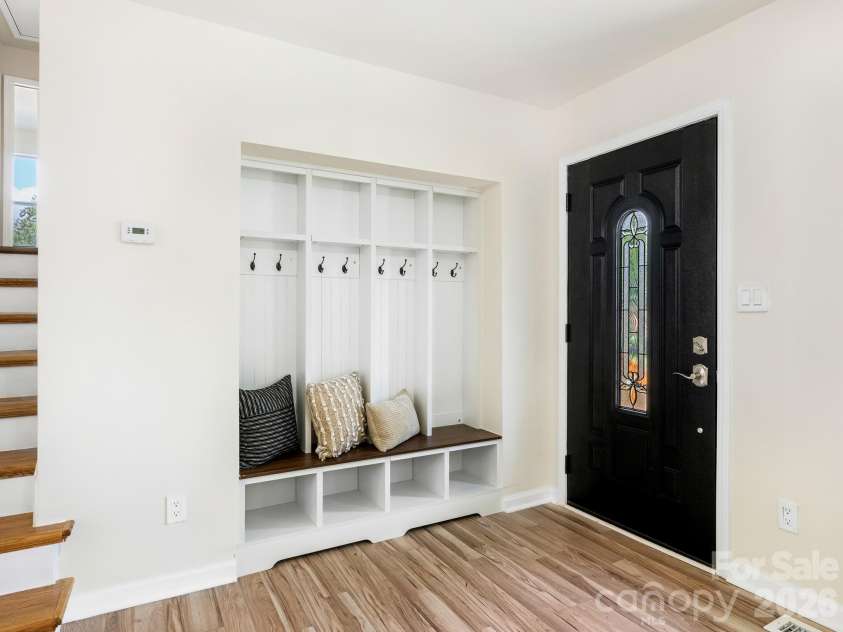 421 Vickery Drive, Charlotte, NC 28215.  MLS# CAR4418582, YatesRealty ID 48036. Front Entrance/Drop Zone