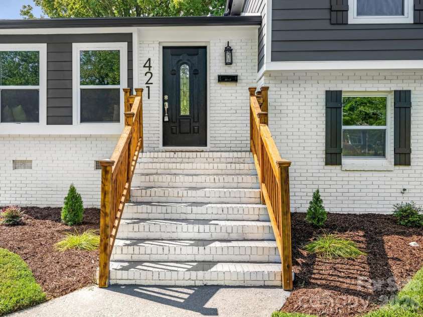 421 Vickery Drive, Charlotte, NC 28215.  MLS# CAR4418582, YatesRealty ID 48036. Front Porch
