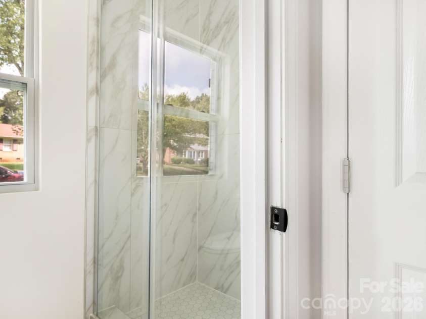421 Vickery Drive, Charlotte, NC 28215.  MLS# CAR4418582, YatesRealty ID 48036. Full Bathroom Lower level