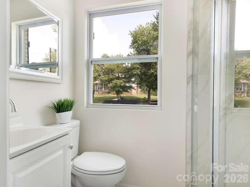 421 Vickery Drive, Charlotte, NC 28215.  MLS# CAR4418582, YatesRealty ID 48036. Full Bathroom Lower level