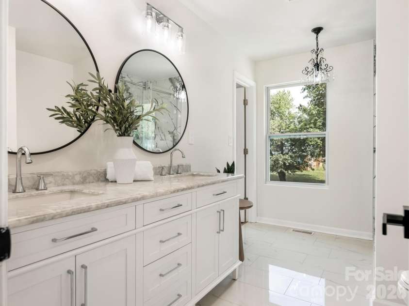 421 Vickery Drive, Charlotte, NC 28215.  MLS# CAR4418582, YatesRealty ID 48036. Full Bathroom Upper level