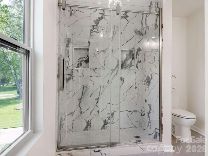 421 Vickery Drive, Charlotte, NC 28215.  MLS# CAR4418582, YatesRealty ID 48036. Full Bathroom Upper level