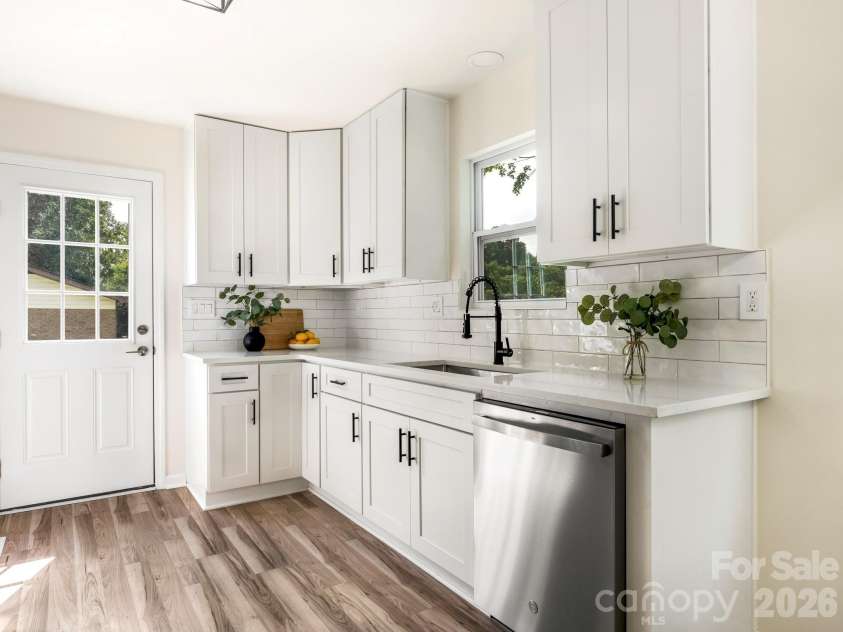 421 Vickery Drive, Charlotte, NC 28215.  MLS# CAR4418582, YatesRealty ID 48036. Kitchen