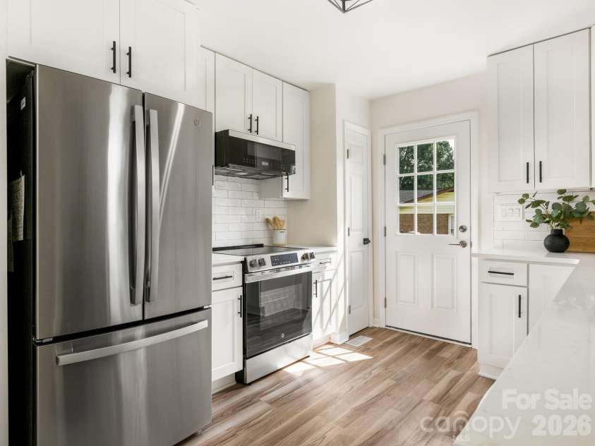 421 Vickery Drive, Charlotte, NC 28215.  MLS# CAR4418582, YatesRealty ID 48036. Kitchen