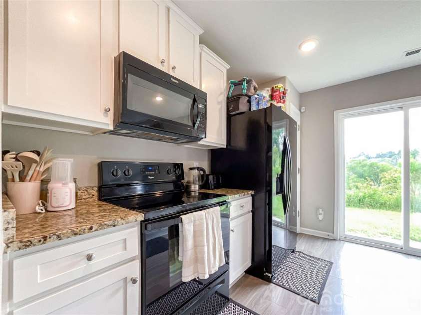 3005 Chatuge Court, Charlotte, NC 28214.  MLS# CAR4418822, YatesRealty ID 48039. Kitchen
