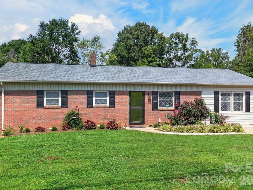 2559 Sweetbriar Circle, Lenoir, NC 28645.  MLS# CAR4419656, YatesRealty ID 48045. 