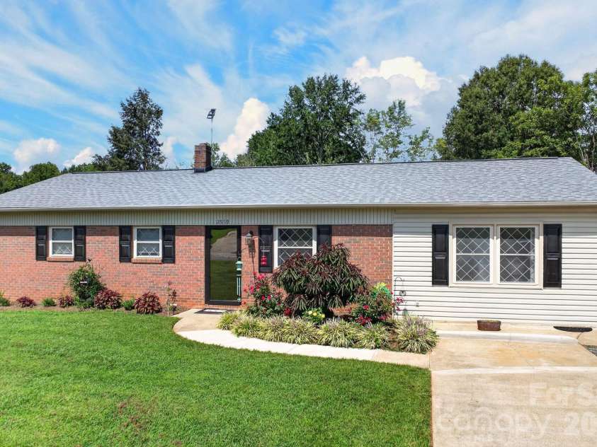 2559 Sweetbriar Circle, Lenoir, NC 28645.  MLS# CAR4419656, YatesRealty ID 48045. 