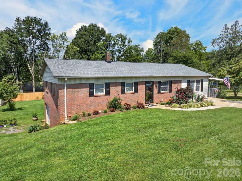 2559 Sweetbriar Circle, Lenoir, NC 28645.  MLS# CAR4419656, YatesRealty ID 48045. 