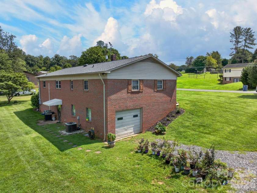 2559 Sweetbriar Circle, Lenoir, NC 28645.  MLS# CAR4419656, YatesRealty ID 48045. 