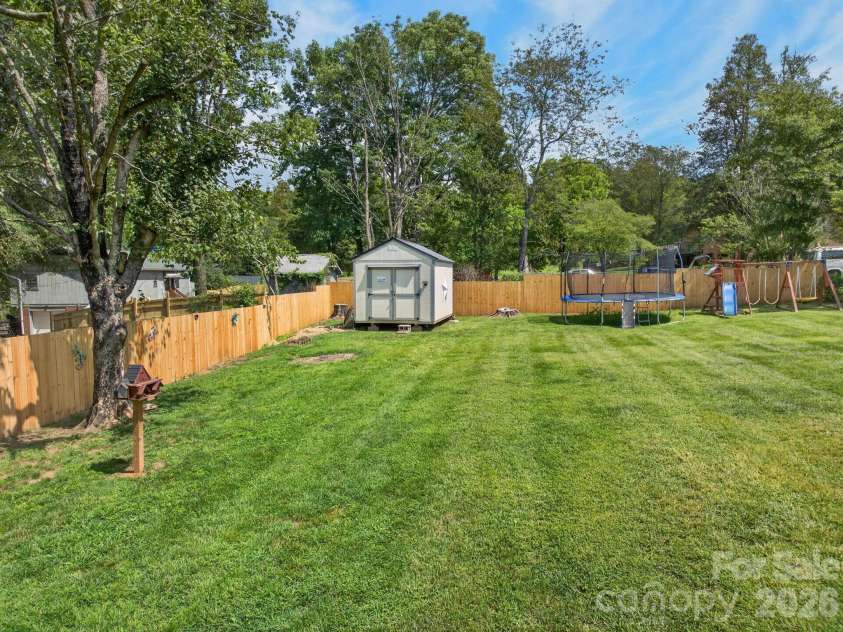 2559 Sweetbriar Circle, Lenoir, NC 28645.  MLS# CAR4419656, YatesRealty ID 48045. 