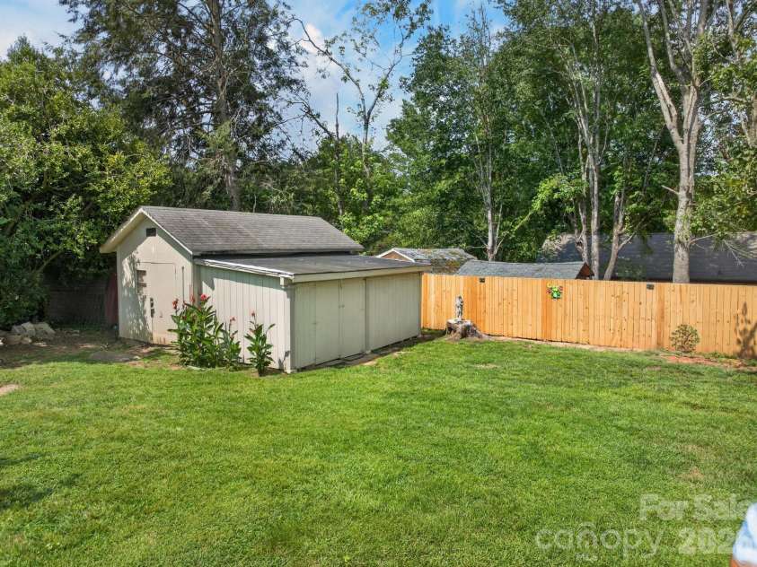 2559 Sweetbriar Circle, Lenoir, NC 28645.  MLS# CAR4419656, YatesRealty ID 48045. 