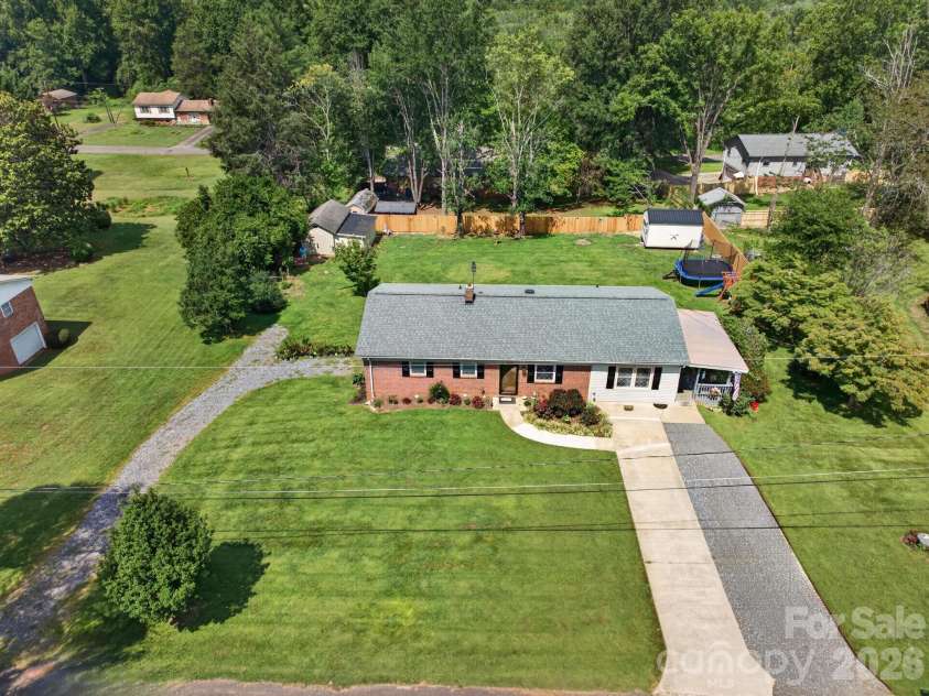 2559 Sweetbriar Circle, Lenoir, NC 28645.  MLS# CAR4419656, YatesRealty ID 48045. 