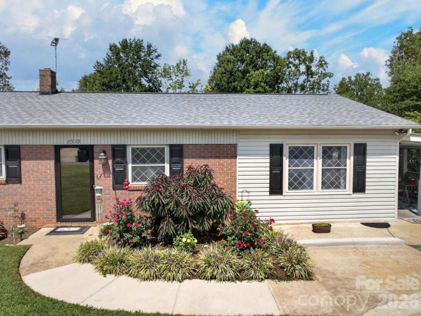 2559 Sweetbriar Circle, Lenoir, NC 28645.  MLS# CAR4419656, YatesRealty ID 48045. 