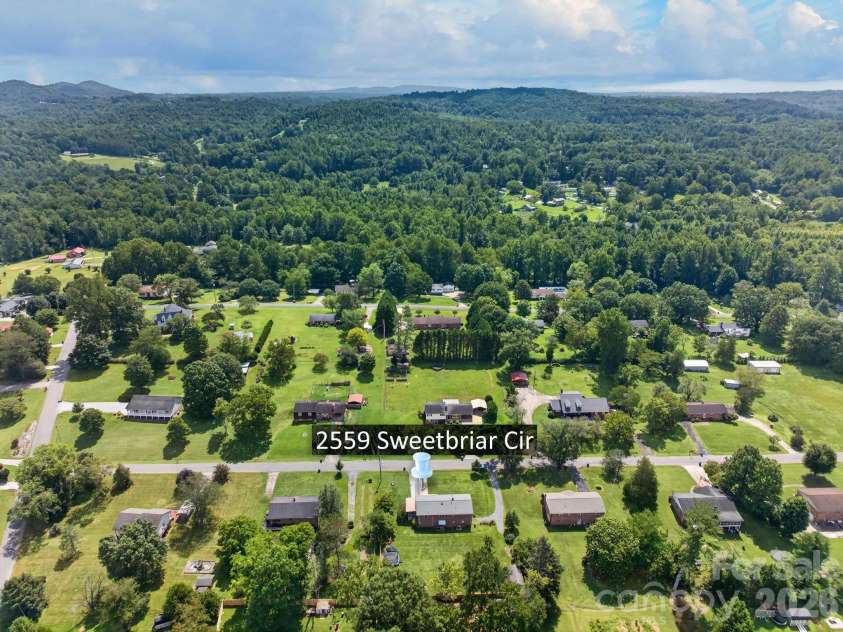 2559 Sweetbriar Circle, Lenoir, NC 28645.  MLS# CAR4419656, YatesRealty ID 48045. 