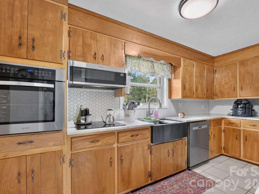 2559 Sweetbriar Circle, Lenoir, NC 28645.  MLS# CAR4419656, YatesRealty ID 48045. 