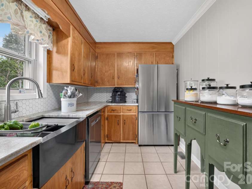 2559 Sweetbriar Circle, Lenoir, NC 28645.  MLS# CAR4419656, YatesRealty ID 48045. 