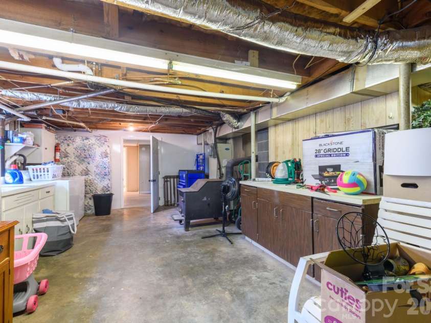 2559 Sweetbriar Circle, Lenoir, NC 28645.  MLS# CAR4419656, YatesRealty ID 48045. 