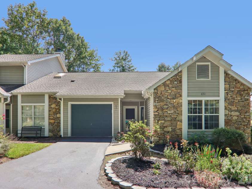 651 Park Place, Hendersonville, NC 28791.  MLS# CAR4415720, YatesRealty ID 48047. 