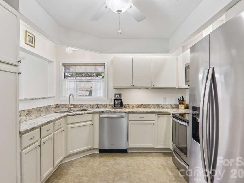 651 Park Place, Hendersonville, NC 28791.  MLS# CAR4415720, YatesRealty ID 48047. 