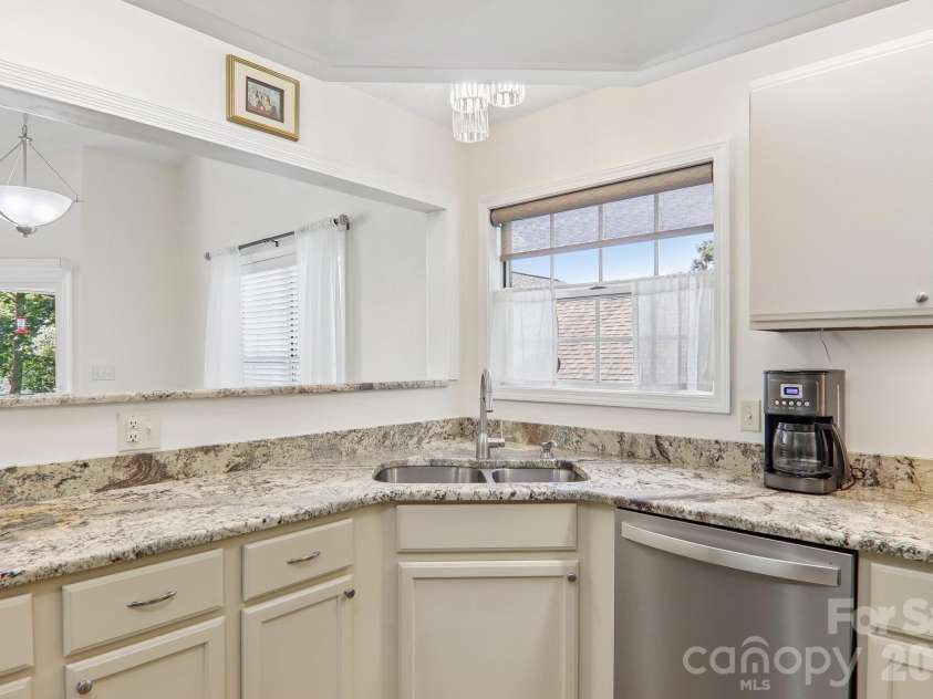 651 Park Place, Hendersonville, NC 28791.  MLS# CAR4415720, YatesRealty ID 48047. 