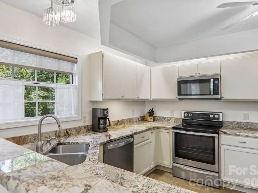 651 Park Place, Hendersonville, NC 28791.  MLS# CAR4415720, YatesRealty ID 48047. 